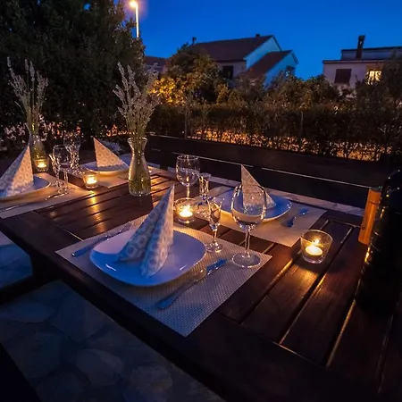 Apartments Lara & Luka *