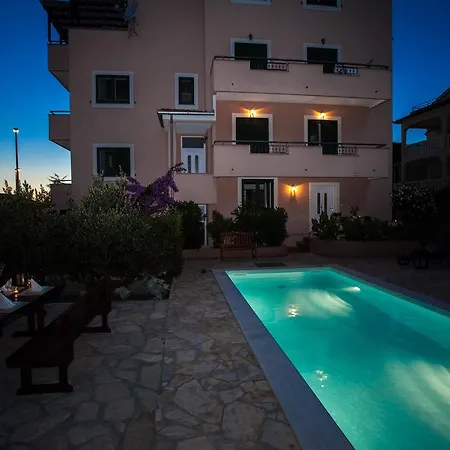 Apartments Lara & Luka Apartment *